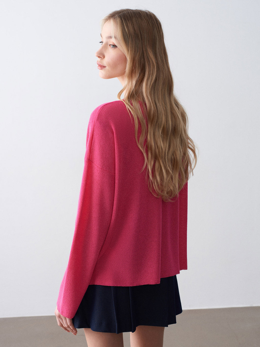 Finstickad tröja med V-ringning – Fuchsia