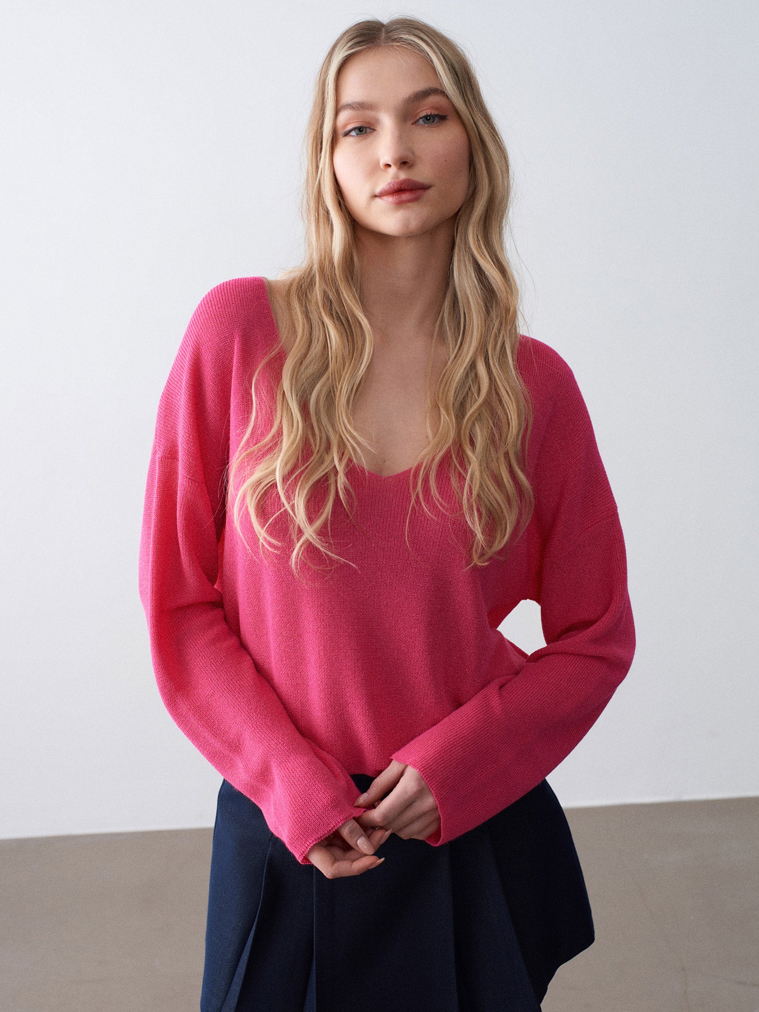 Finstickad tröja med V-ringning – Fuchsia