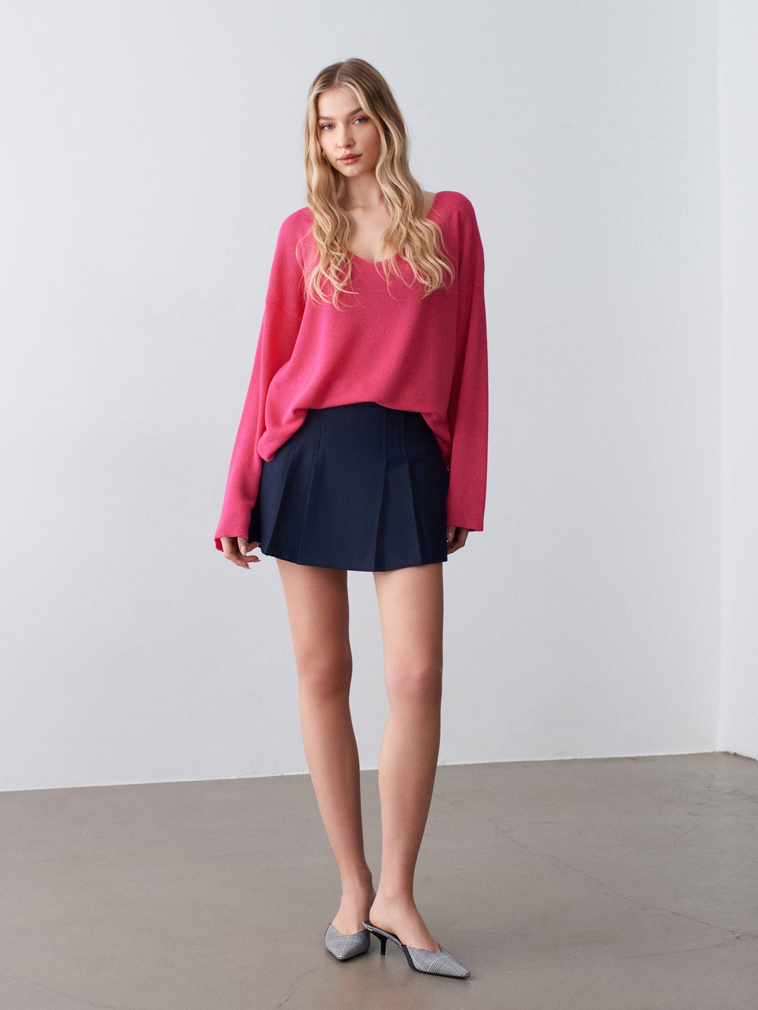 Finstickad tröja med V-ringning – Fuchsia