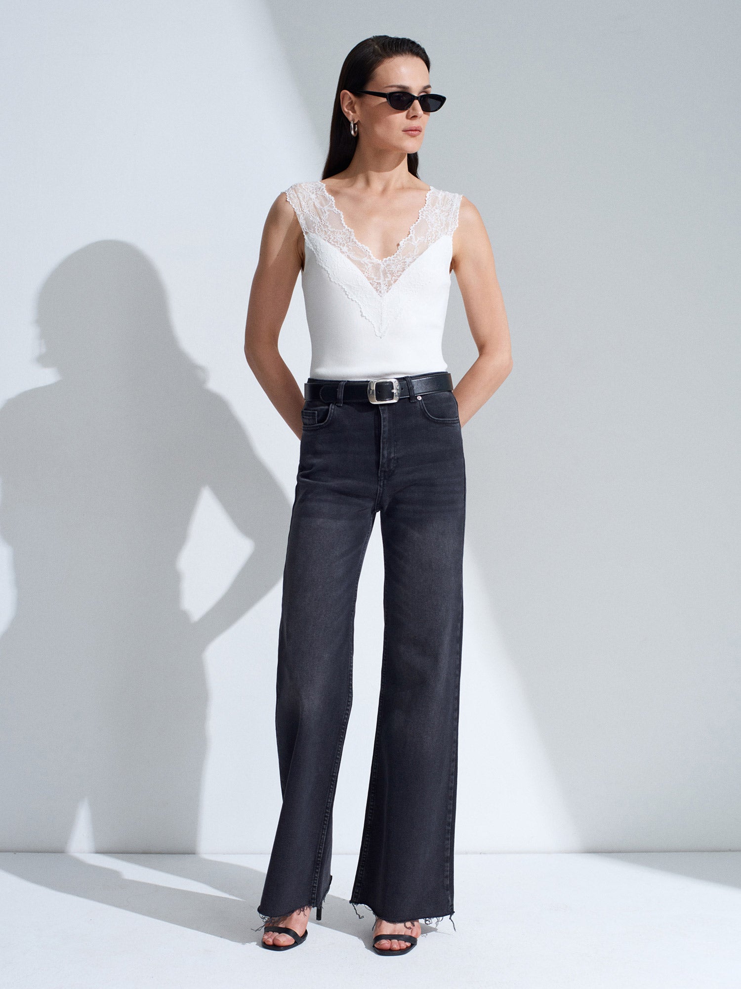 Elegant spetsblus med V-ringning - Vit