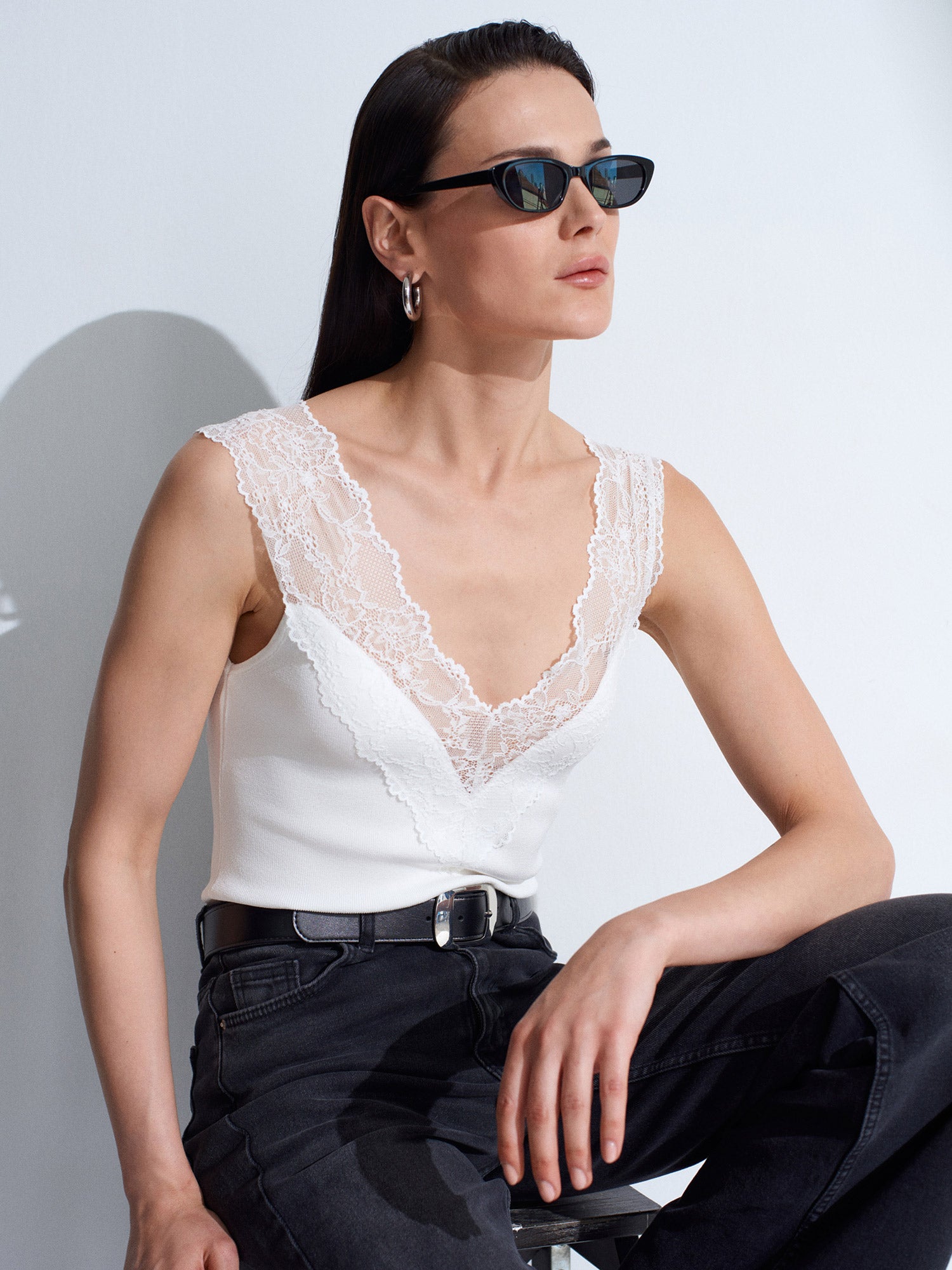 Elegant spetsblus med V-ringning - Vit