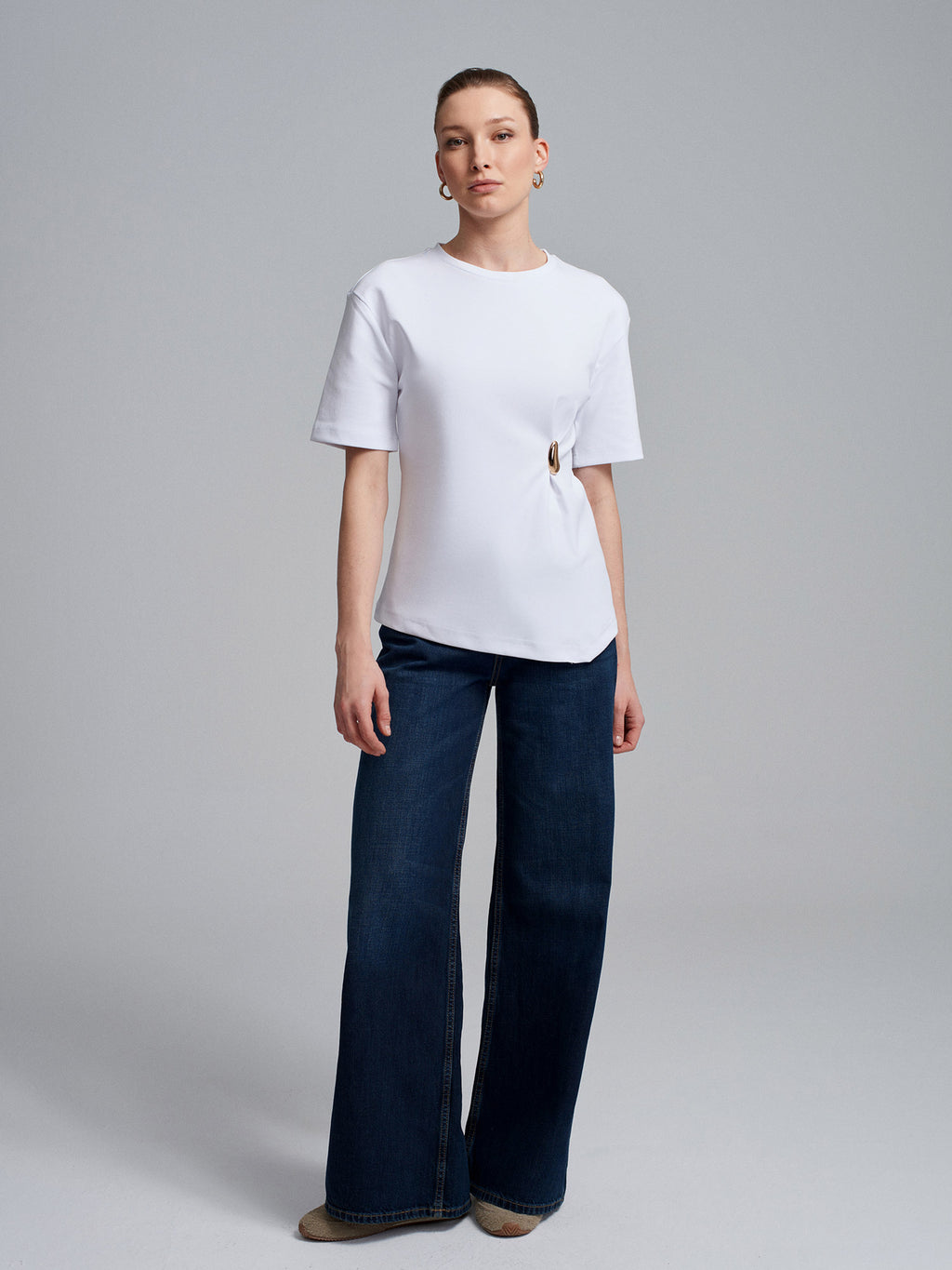 Basic T-shirt med Dekorativ Detalj – Vit