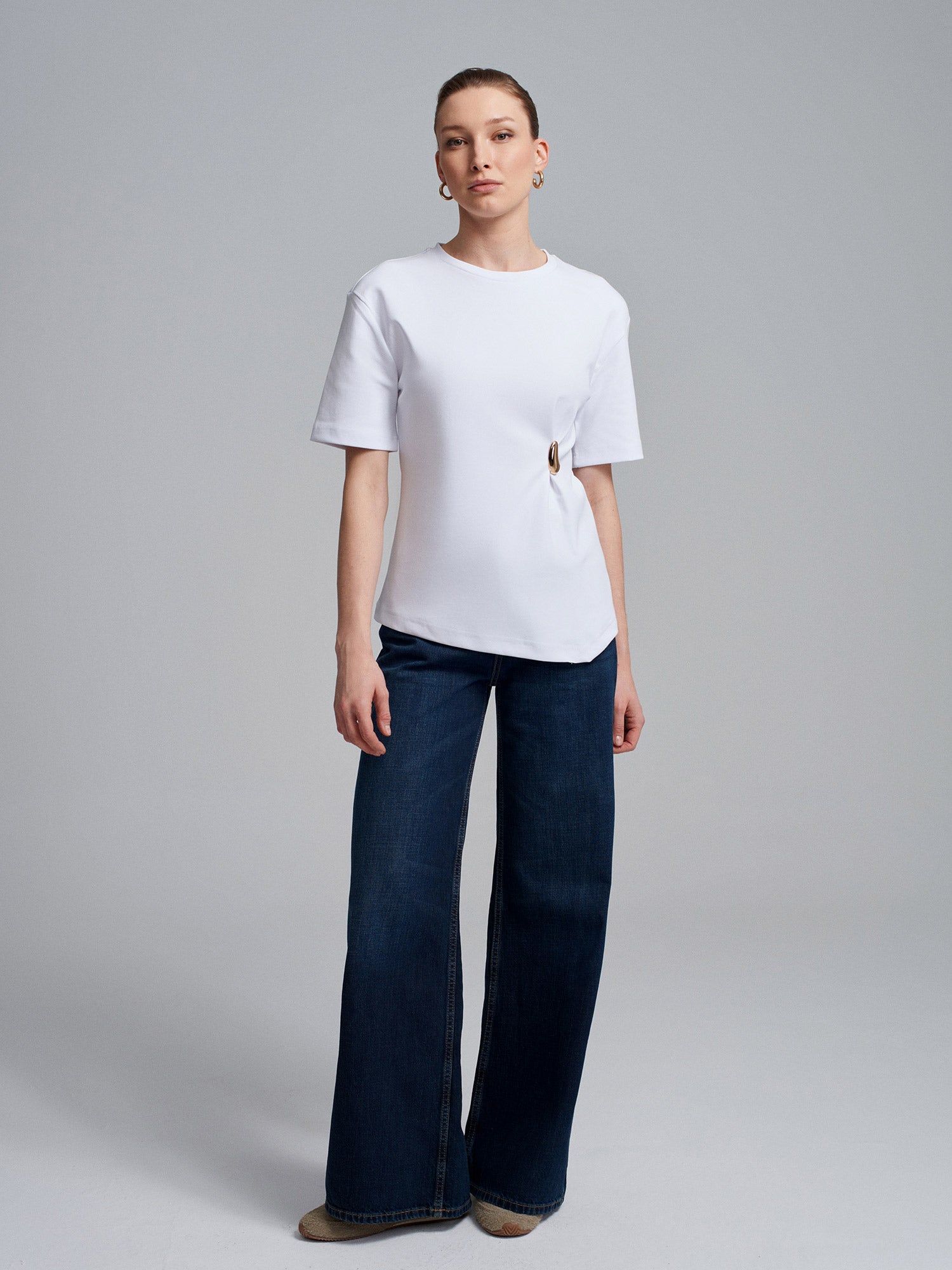 Basic T-shirt med Dekorativ Detalj – Vit