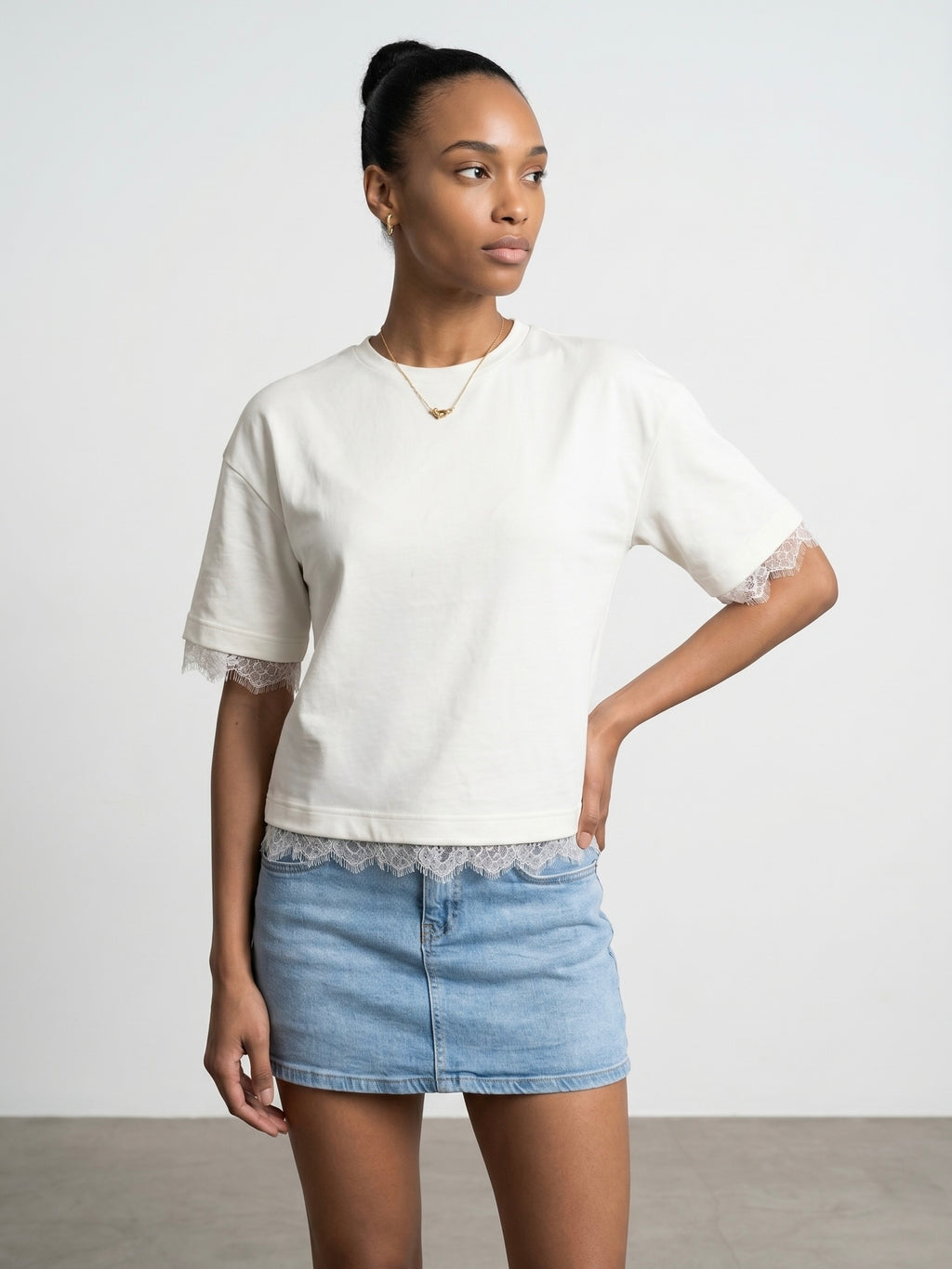 T-shirt med spetskant – Ecru