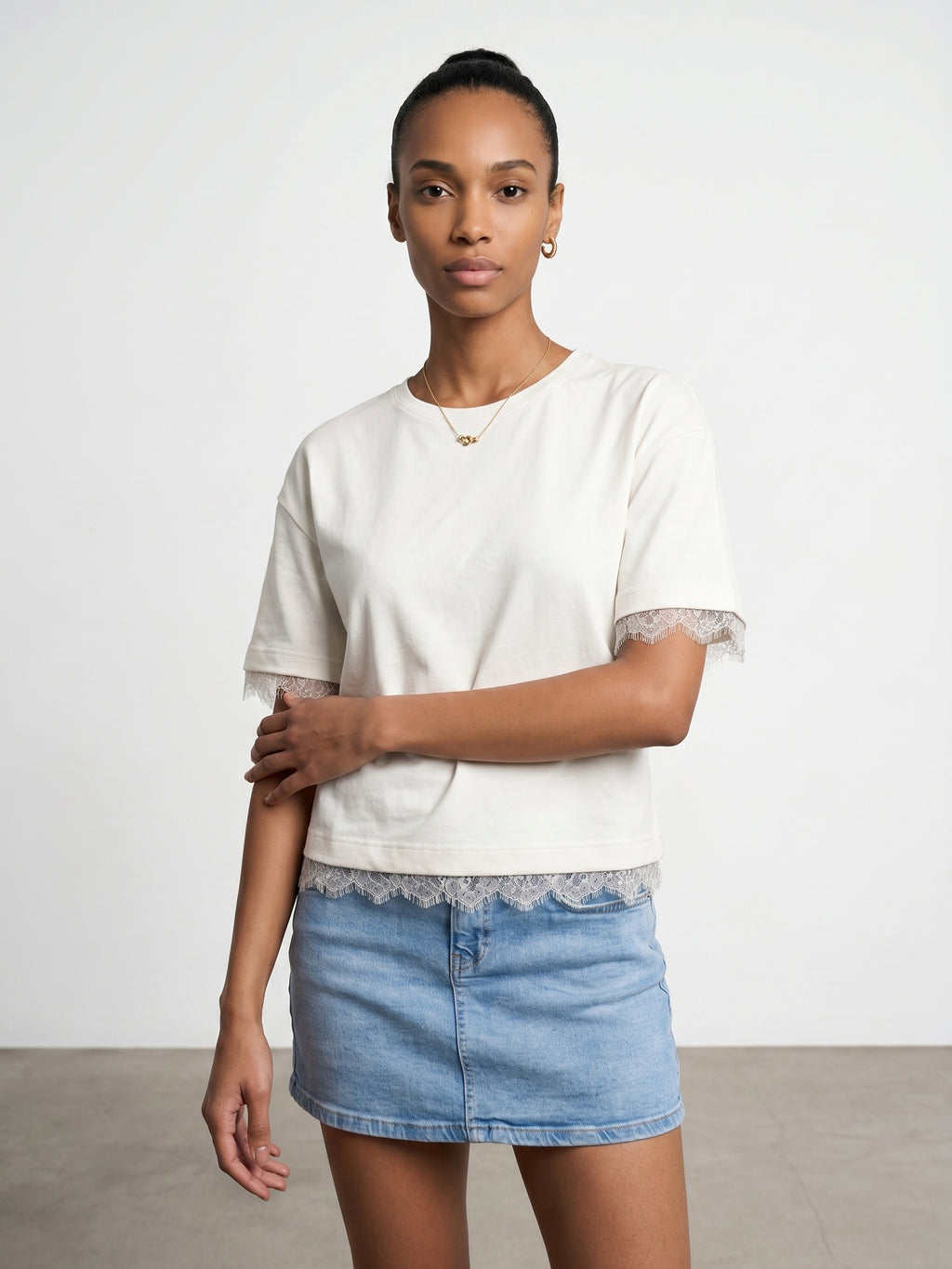 T-shirt med spetskant – Ecru