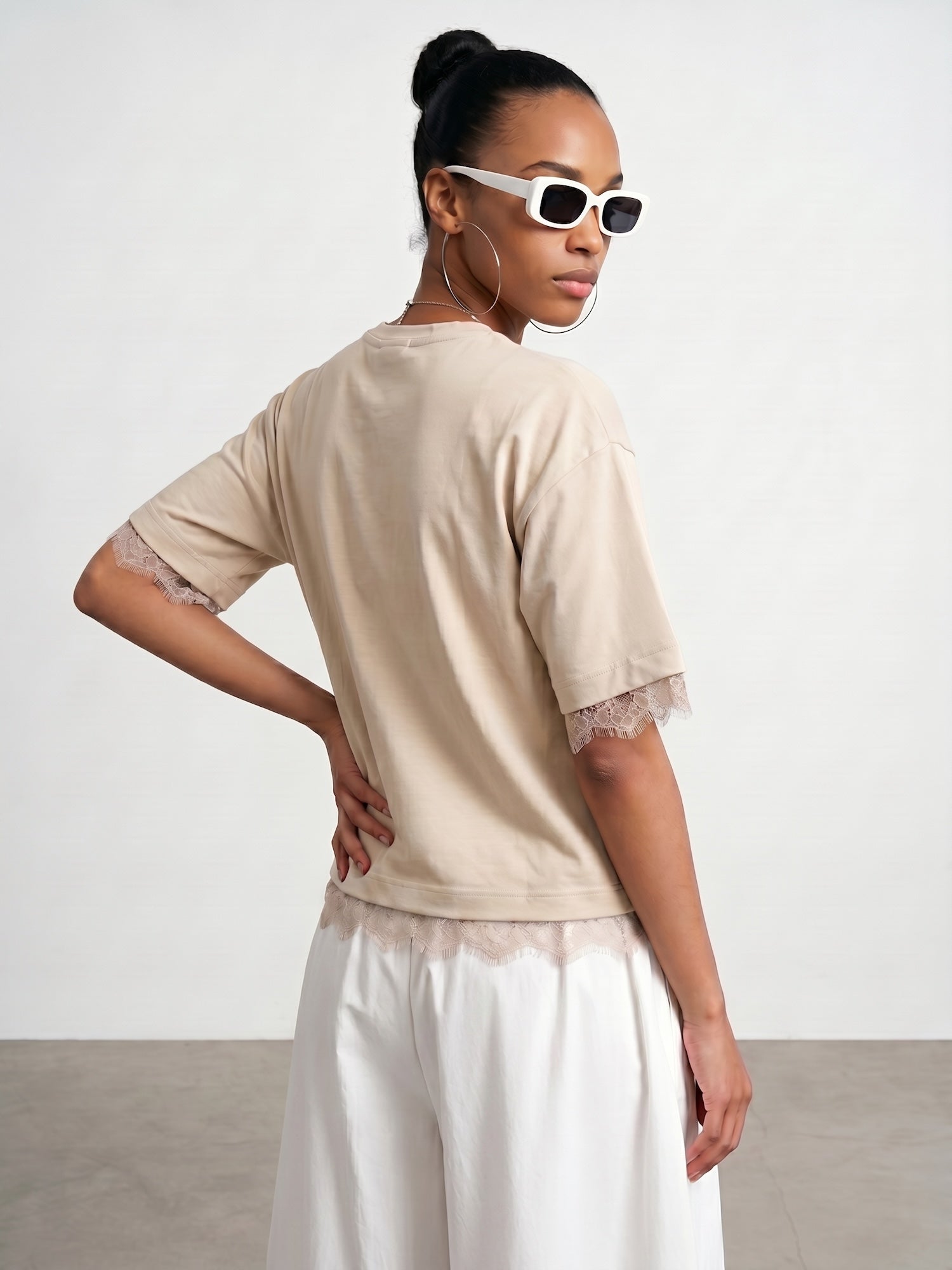 T-shirt med spetskant – Sten