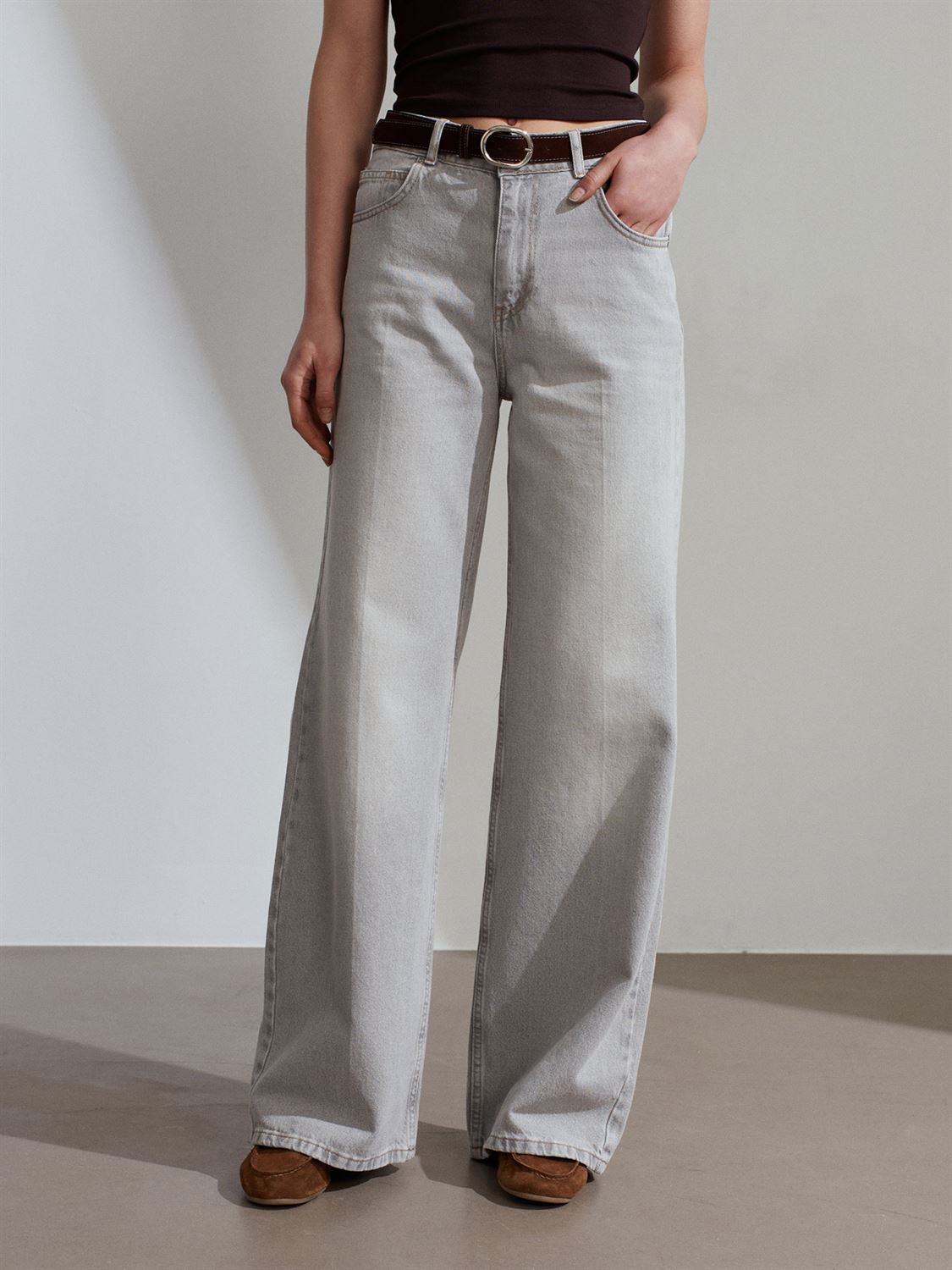 Wide leg-jeans med bälte - Grå