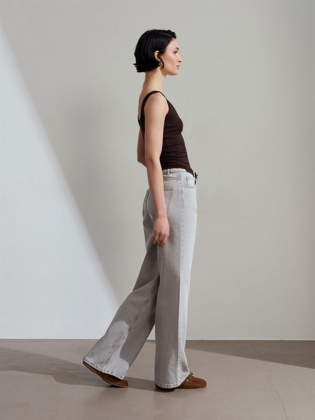 Wide leg-jeans med bälte - Grå