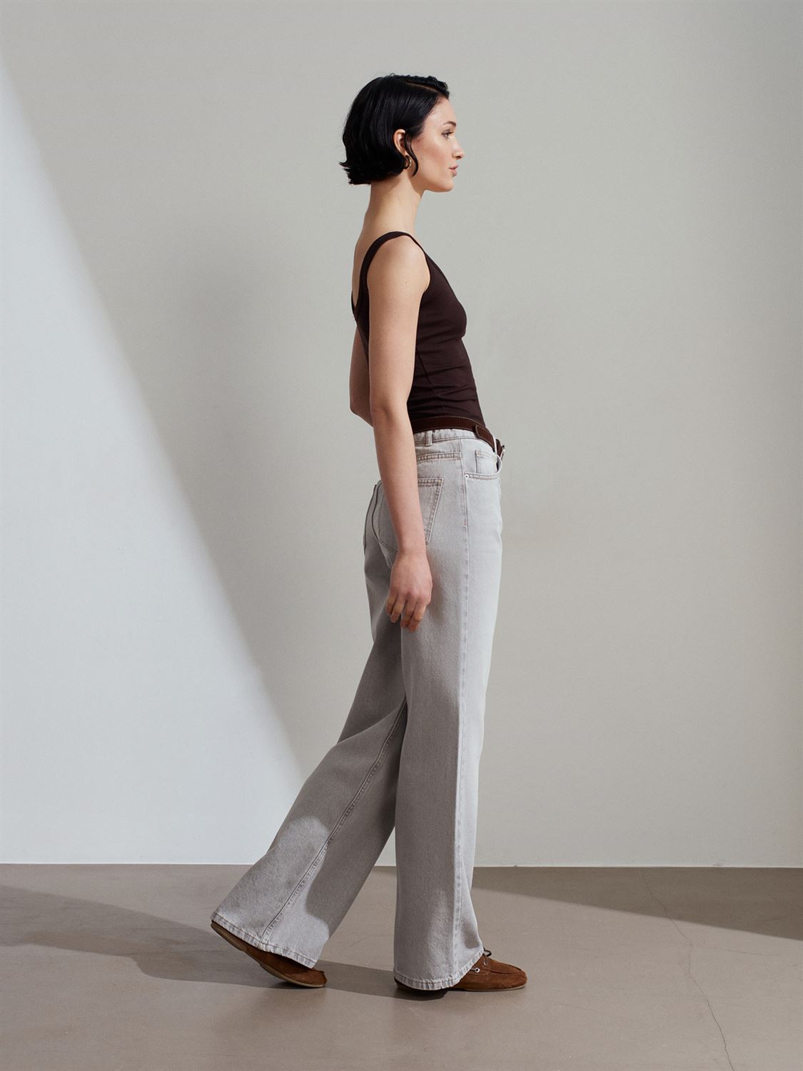 Wide leg-jeans med bälte - Grå