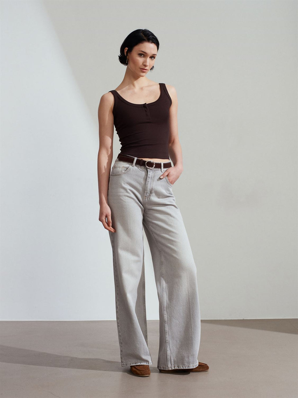 Wide leg-jeans med bälte - Grå