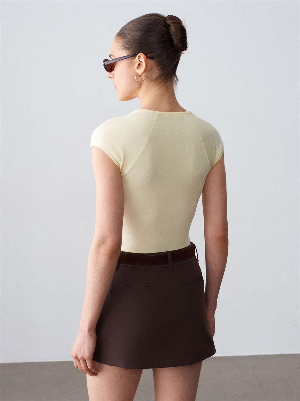 Bältad mini skort - Brun