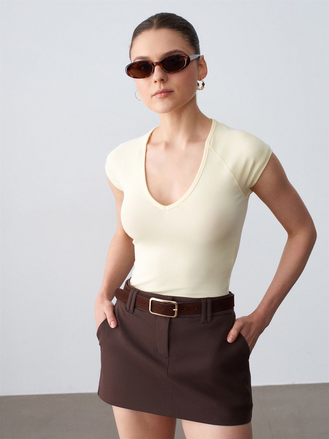 Bältad mini skort - Brun